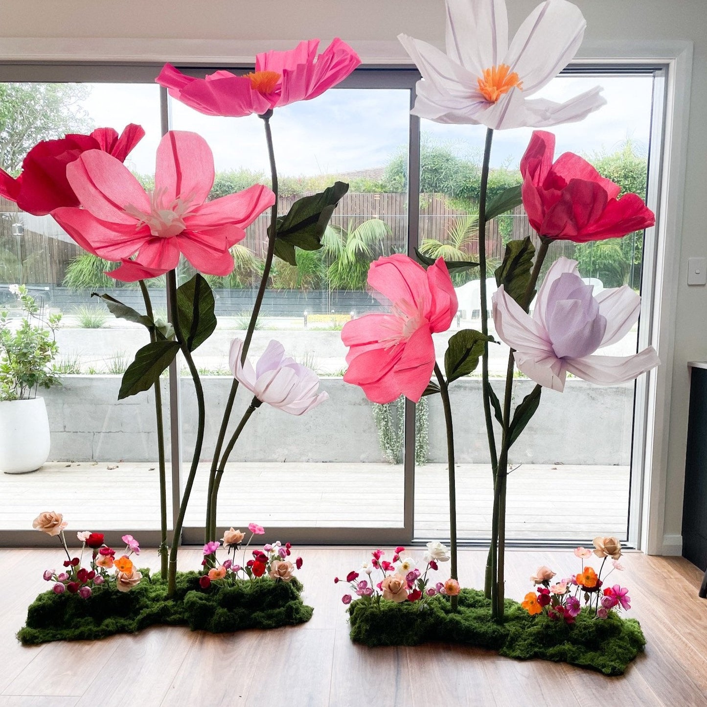 Rozenrode gigantische papieren bloemendecoratieset