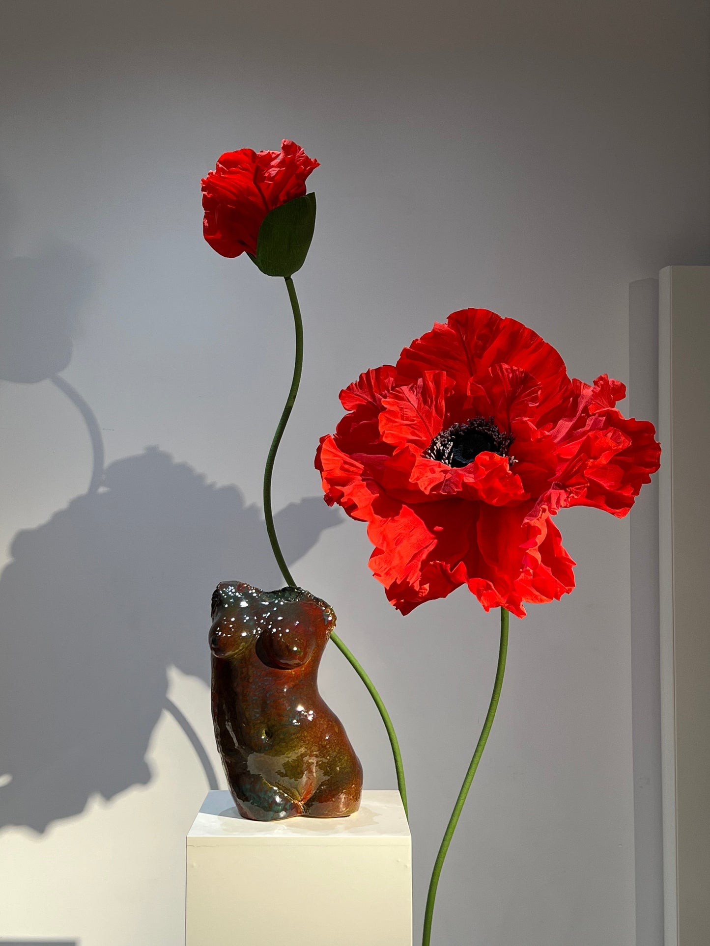 Betoverende rode papieren bloemen