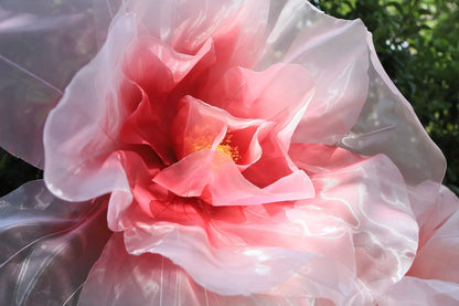 Op maat gemaakte gigantische zijden organza pioenrozenset met stelen en voetjes
