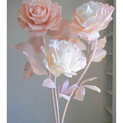Grote papieren rozen als huwelijksjubileumdecoratie