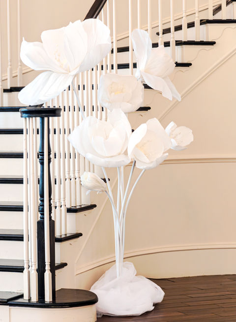 Volledig witte artistieke bloemendecoratie
