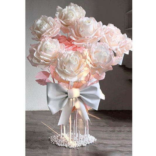 Grote papieren rozen als huwelijksjubileumdecoratie