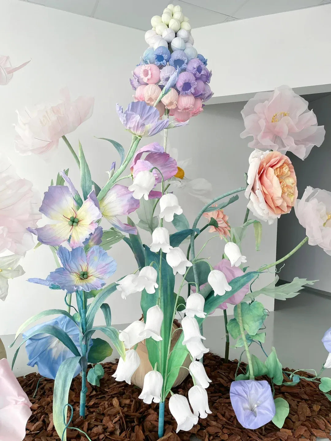Vrijstaande gigantische papieren organza bloemenset - roze en paars, handgemaakte bruilofts-/evenementdecoratie