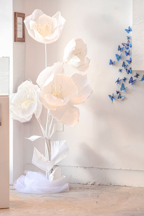 Volledig witte artistieke bloemendecoratie