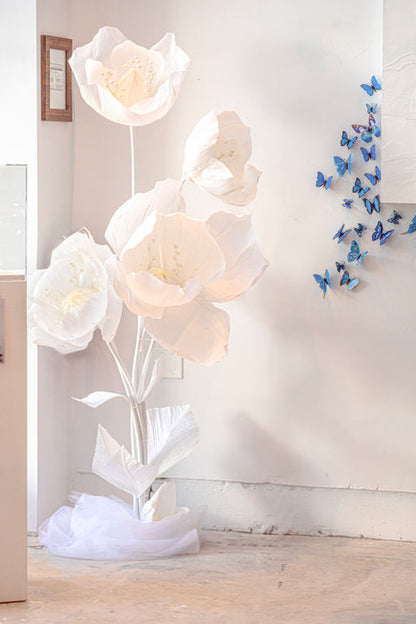 Volledig witte artistieke bloemendecoratie