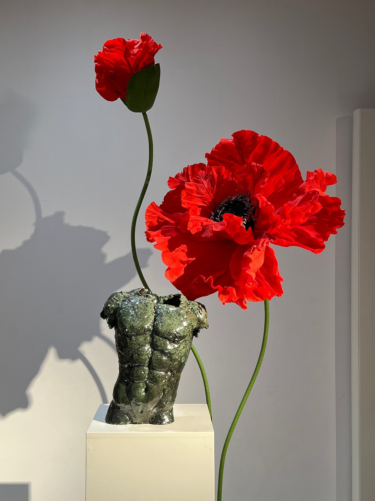 Betoverende rode papieren bloemen
