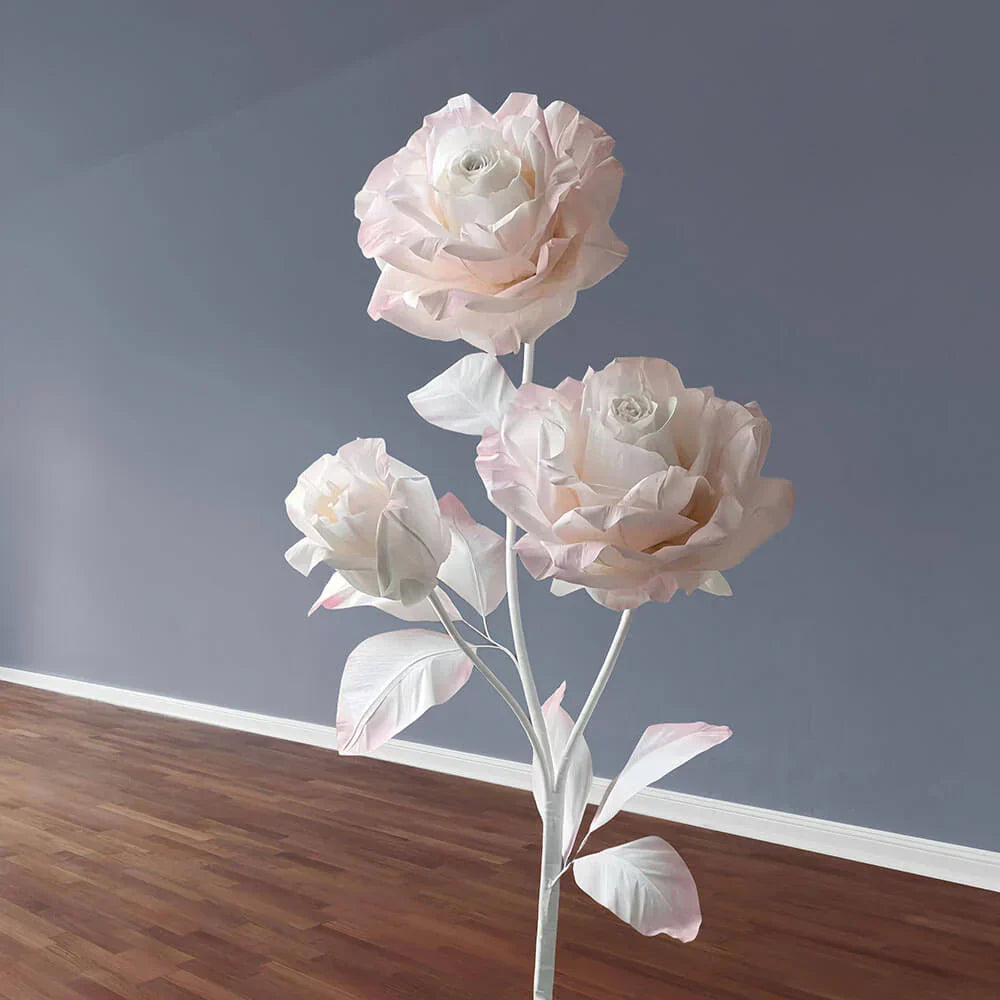Grote papieren rozen als huwelijksjubileumdecoratie