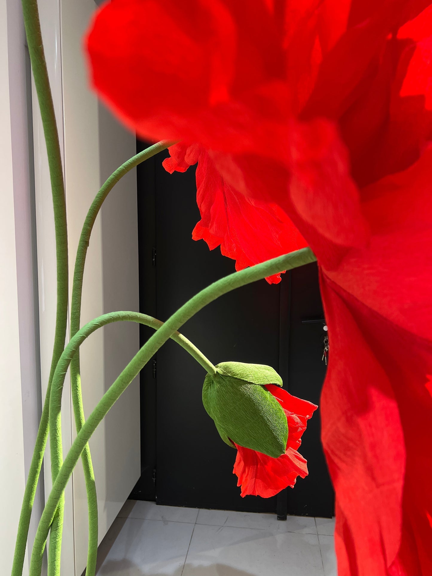 Betoverende rode papieren bloemen