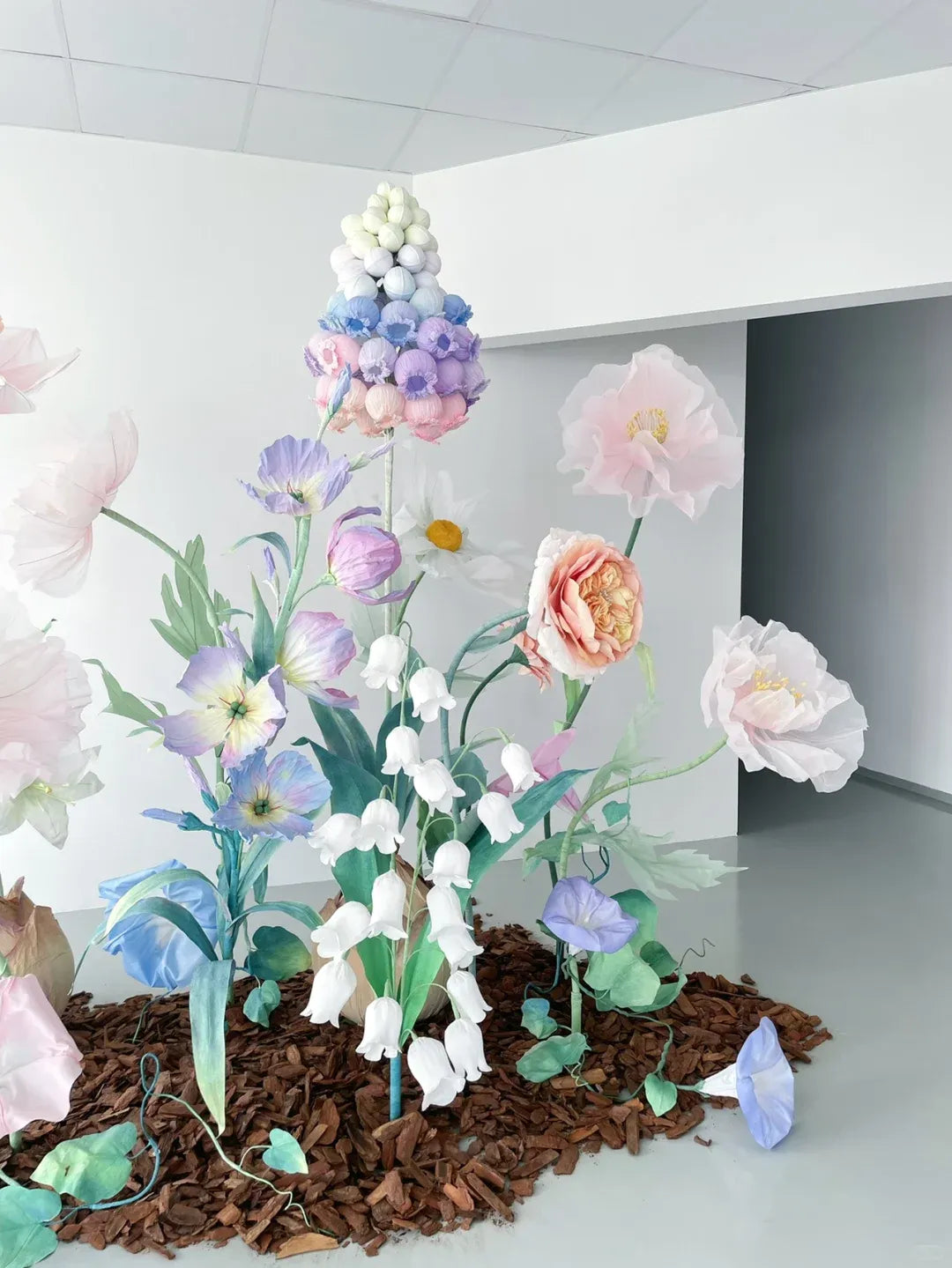 Vrijstaande gigantische papieren organza bloemenset - roze en paars, handgemaakte bruilofts-/evenementdecoratie